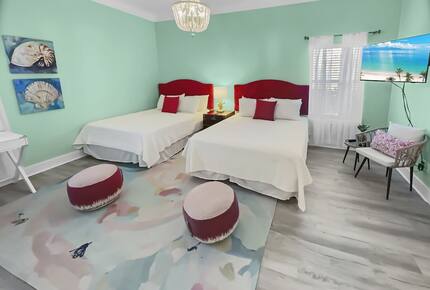 Bonaire Cay Beach Getaway |Charming House and Carriage House + 2 Golf Carts! - Destin, Florida