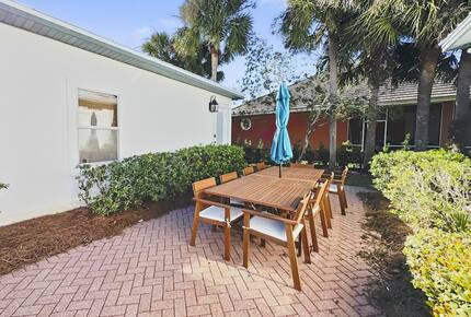 Bonaire Cay Beach Getaway |Charming House and Carriage House + 2 Golf Carts! - Destin, Florida