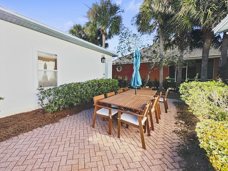 Bonaire Cay Beach Getaway |Charming House and Carriage House + 2 Golf Carts! - Destin, Florida