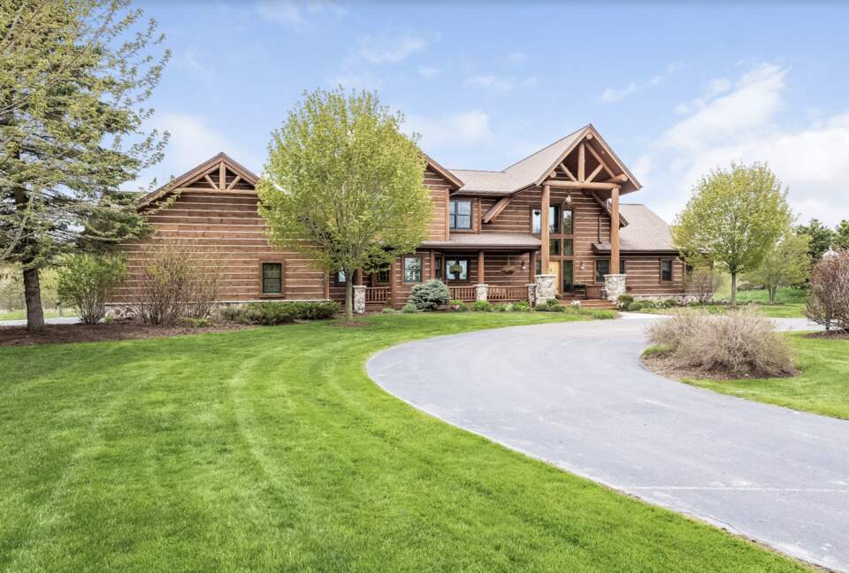 Beautiful and Large Private Log home in Wisconsin's Golfing Capitol - Sheboygan, Wisconsin