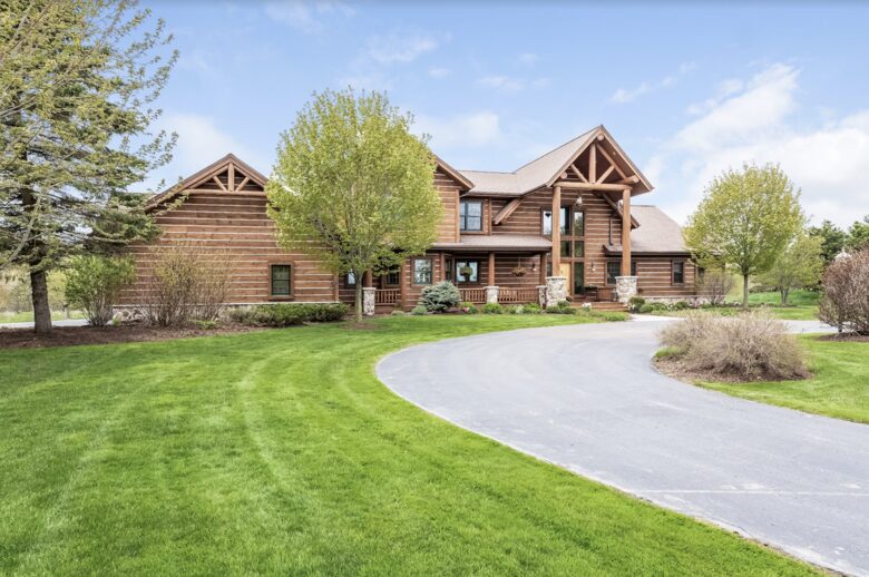 Beautiful and Large Private Log home in Wisconsin's Golfing Capitol - Sheboygan, Wisconsin