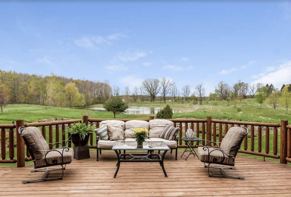 Beautiful and Large Private Log home in Wisconsin's Golfing Capitol - Sheboygan, Wisconsin