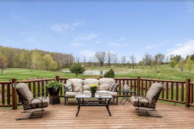 Beautiful and Large Private Log home in Wisconsin's Golfing Capitol - Sheboygan, Wisconsin