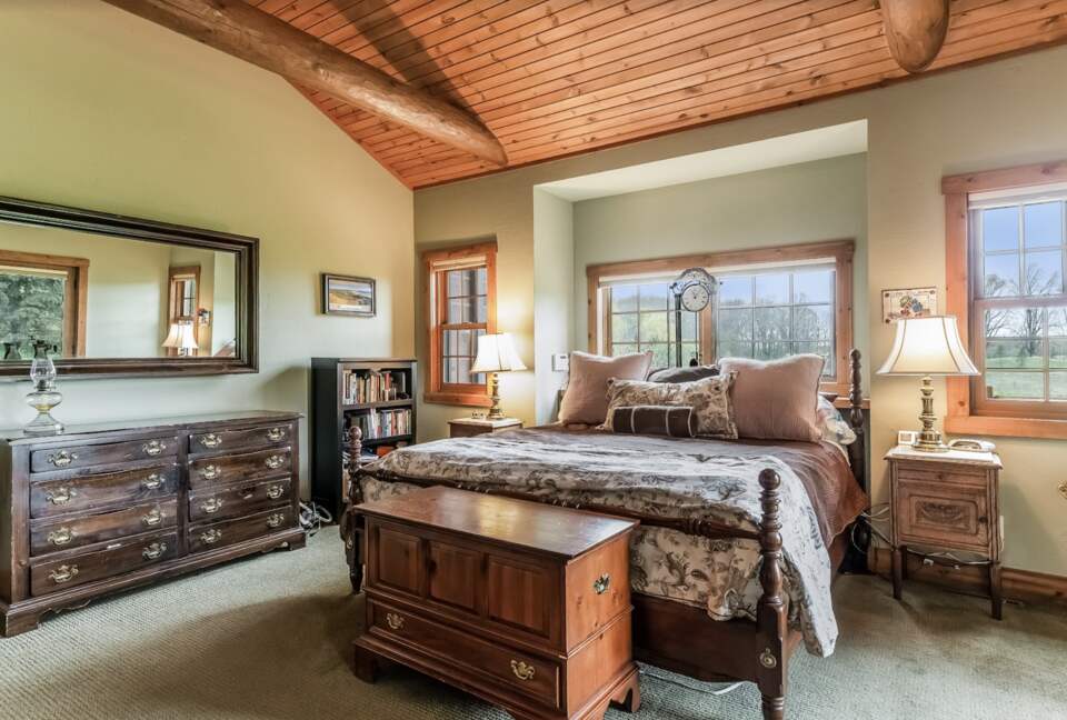 Beautiful and Large Private Log home in Wisconsin's Golfing Capitol - Sheboygan, Wisconsin