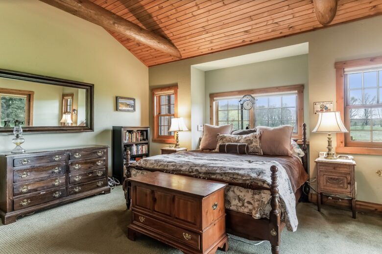 Beautiful and Large Private Log home in Wisconsin's Golfing Capitol - Sheboygan, Wisconsin