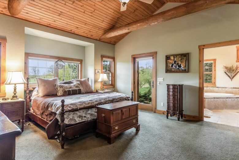 Beautiful and Large Private Log home in Wisconsin's Golfing Capitol - Sheboygan, Wisconsin