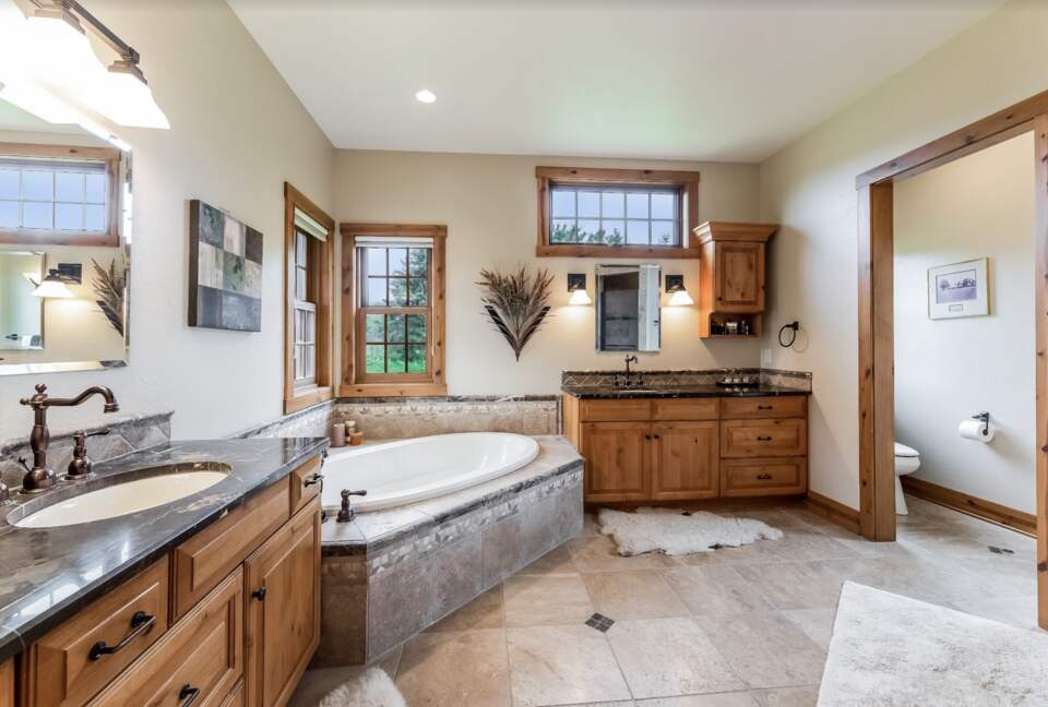 Beautiful and Large Private Log home in Wisconsin's Golfing Capitol - Sheboygan, Wisconsin