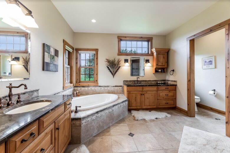 Beautiful and Large Private Log home in Wisconsin's Golfing Capitol - Sheboygan, Wisconsin