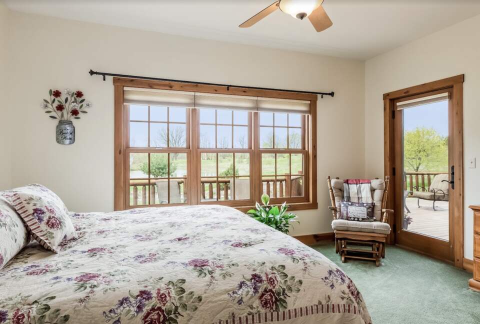 Beautiful and Large Private Log home in Wisconsin's Golfing Capitol - Sheboygan, Wisconsin