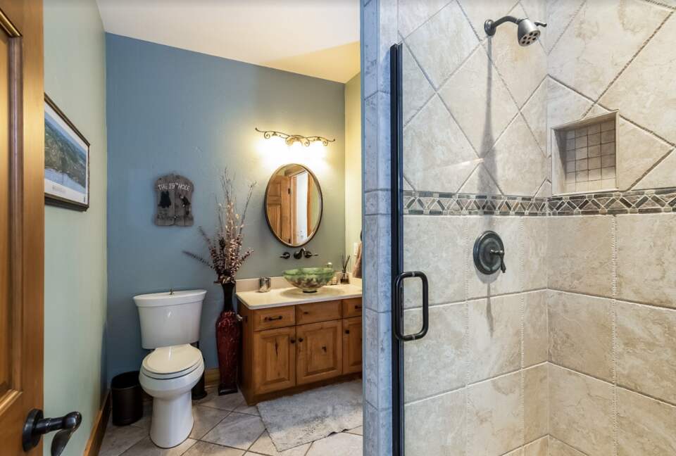 Beautiful and Large Private Log home in Wisconsin's Golfing Capitol - Sheboygan, Wisconsin