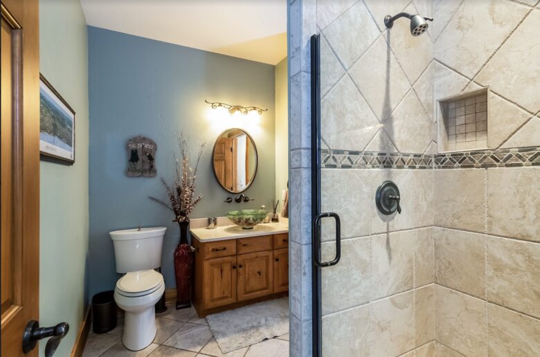 Beautiful and Large Private Log home in Wisconsin's Golfing Capitol - Sheboygan, Wisconsin