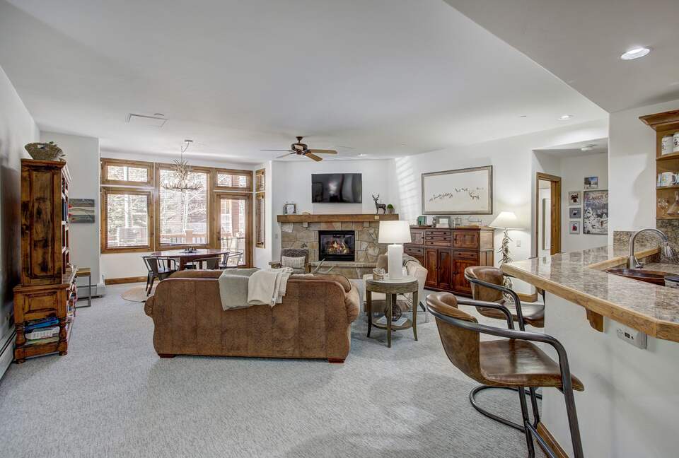 Arrowhead Beauty with Pool and Hot Tub! - Edwards, Colorado