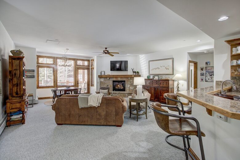 Arrowhead Beauty with Pool and Hot Tub! - Edwards, Colorado