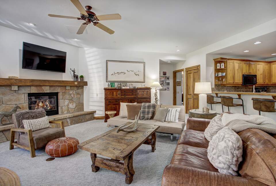 Arrowhead Beauty with Pool and Hot Tub! - Edwards, Colorado