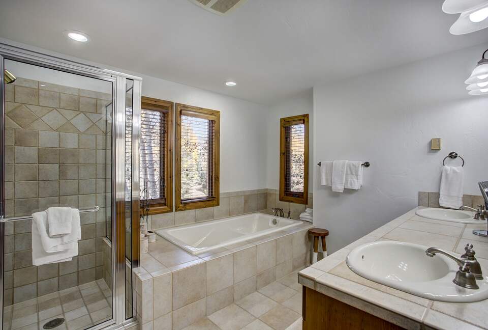 Arrowhead Beauty with Pool and Hot Tub! - Edwards, Colorado