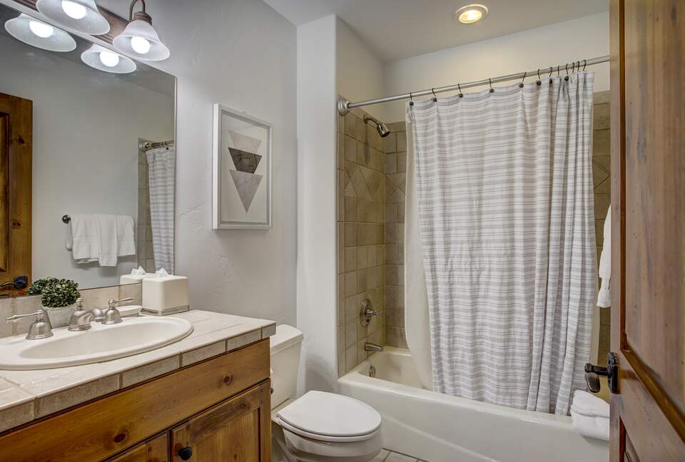 Arrowhead Beauty with Pool and Hot Tub! - Edwards, Colorado