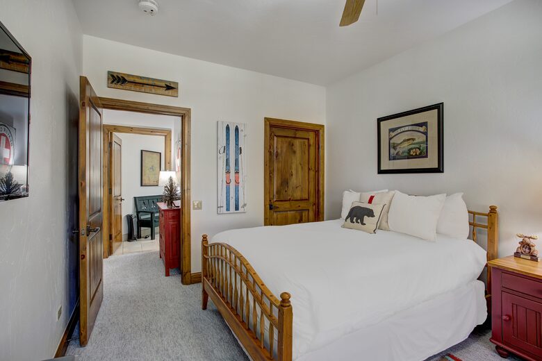 Arrowhead Beauty with Pool and Hot Tub! - Edwards, Colorado