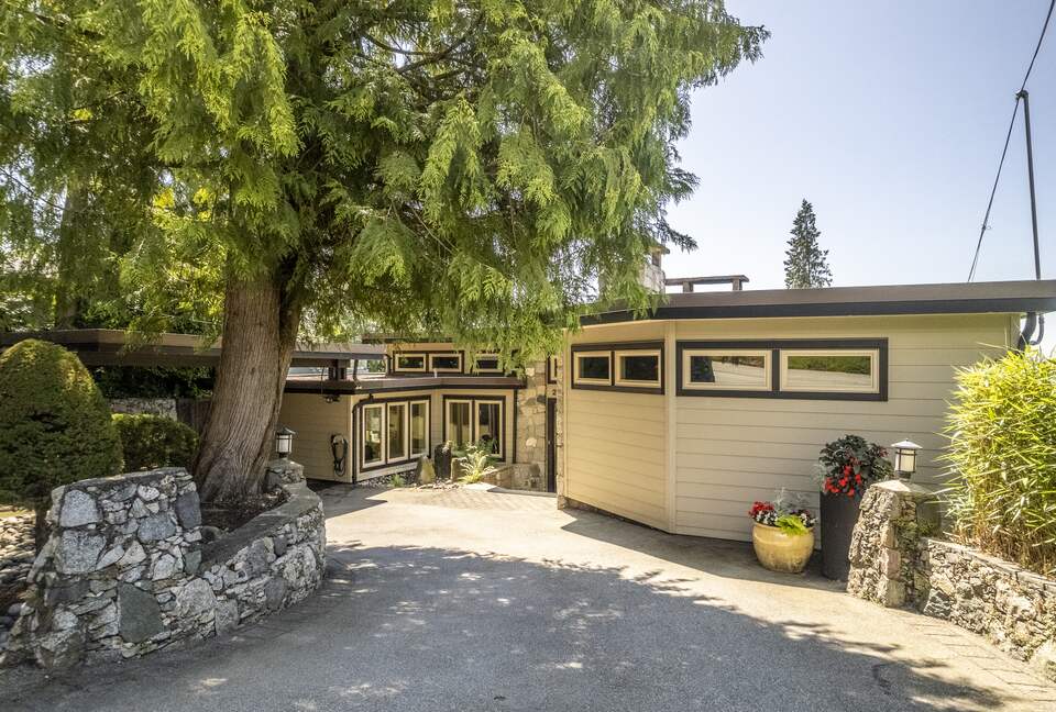 West Vancouver Private Luxury Escape with Expansive View - West Vancouver, Canada