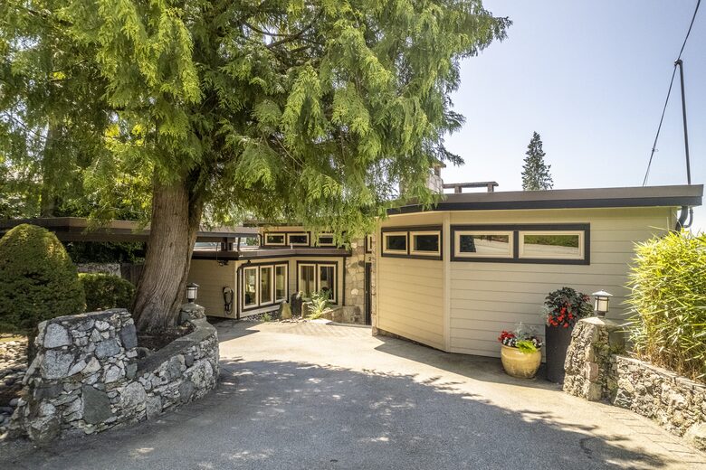 West Vancouver Private Luxury Escape with Expansive View - West Vancouver, Canada