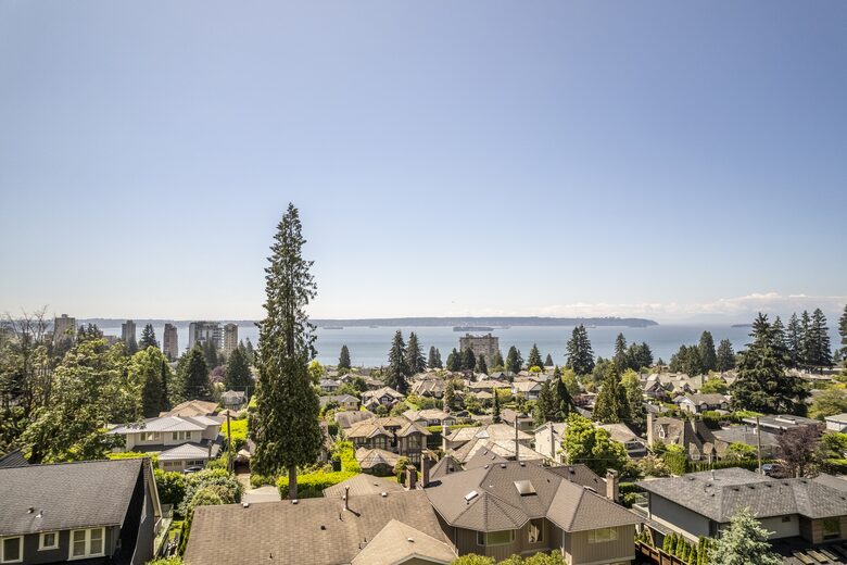 West Vancouver Private Luxury Escape with Expansive View - West Vancouver, Canada