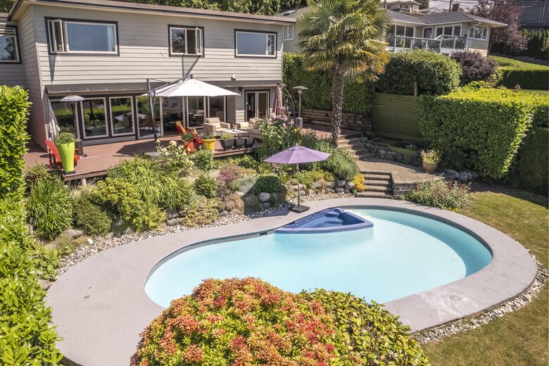 West Vancouver Private Luxury Escape with Expansive View - West Vancouver, Canada