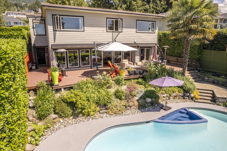 West Vancouver Private Luxury Escape with Expansive View - West Vancouver, Canada