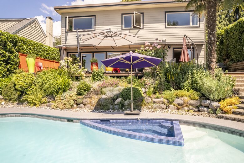 West Vancouver Private Luxury Escape with Expansive View - West Vancouver, Canada