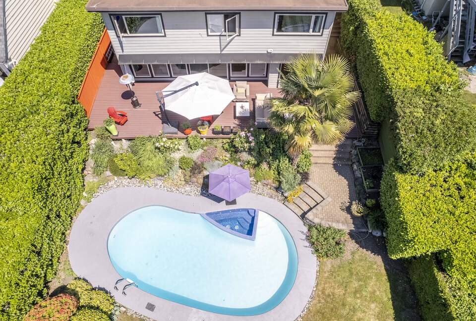 West Vancouver Private Luxury Escape with Expansive View - West Vancouver, Canada