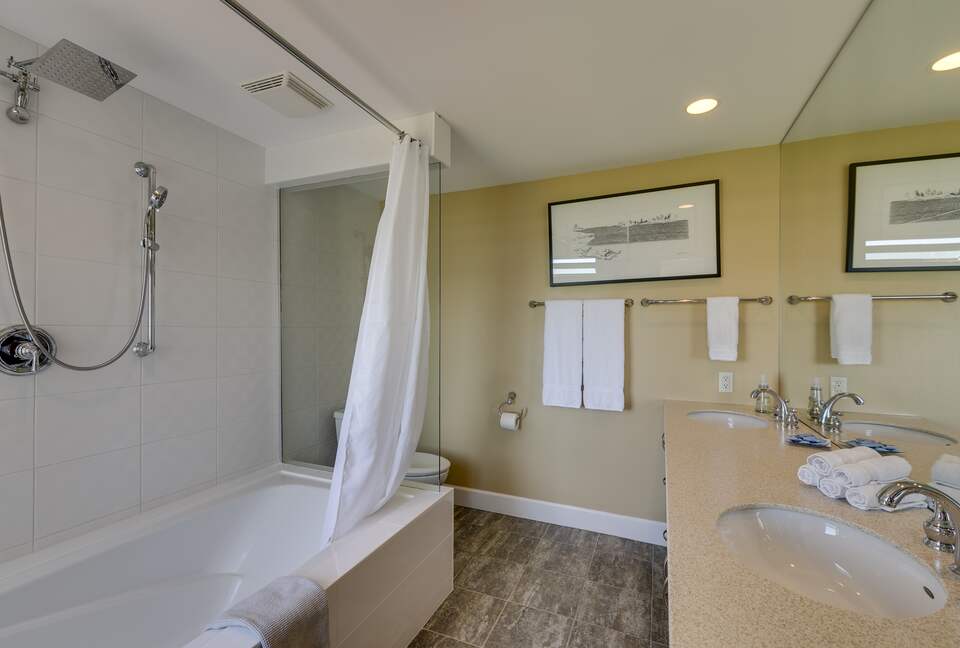 West Vancouver Private Luxury Escape with Expansive View - West Vancouver, Canada