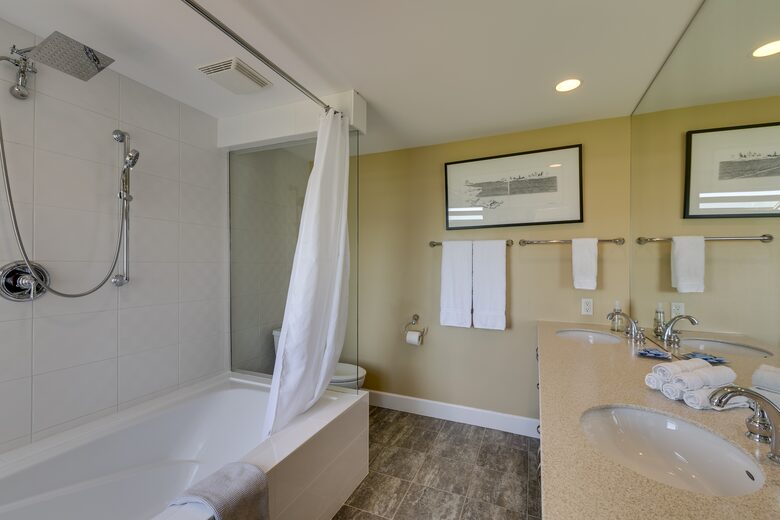 West Vancouver Private Luxury Escape with Expansive View - West Vancouver, Canada