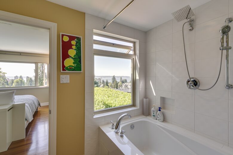 West Vancouver Private Luxury Escape with Expansive View - West Vancouver, Canada