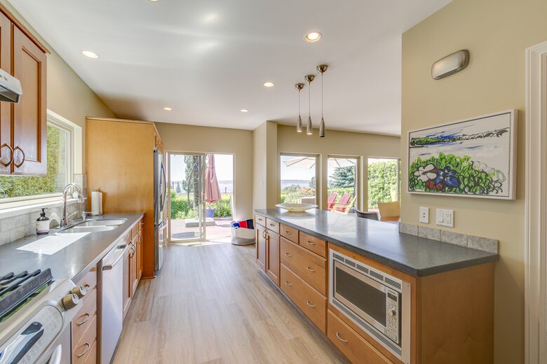 West Vancouver Private Luxury Escape with Expansive View - West Vancouver, Canada