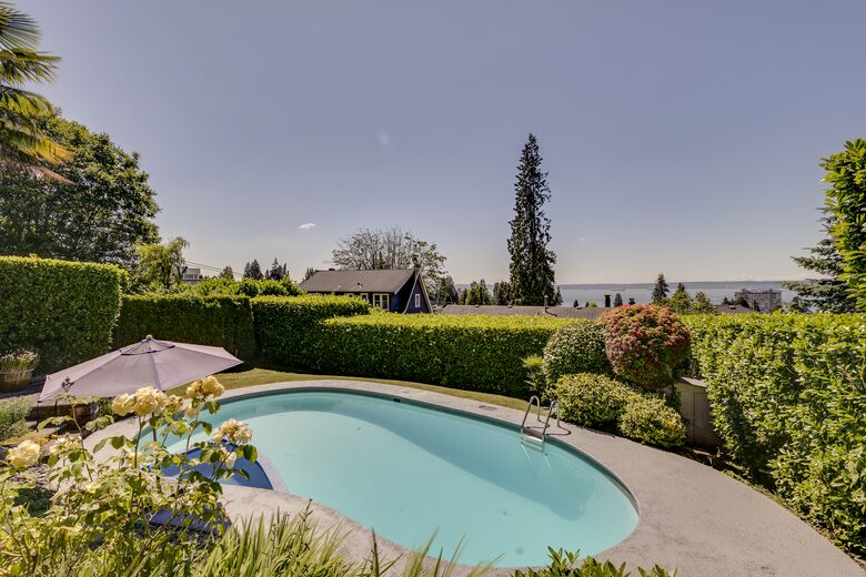 West Vancouver Private Luxury Escape with Expansive View - West Vancouver, Canada