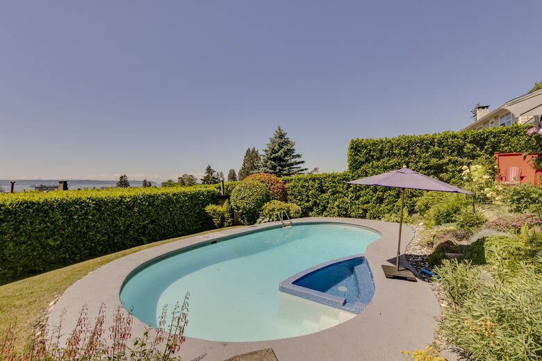 West Vancouver Private Luxury Escape with Expansive View - West Vancouver, Canada