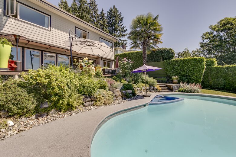 West Vancouver Private Luxury Escape with Expansive View - West Vancouver, Canada