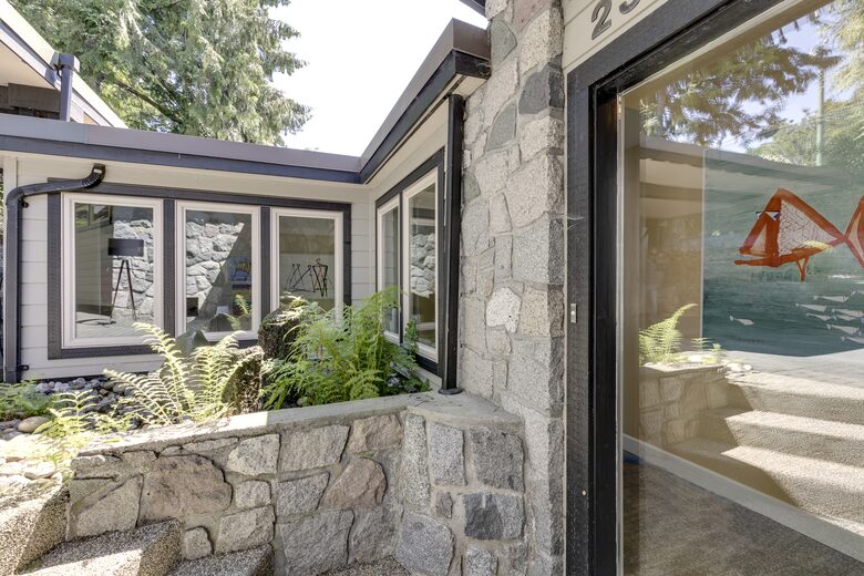 West Vancouver Private Luxury Escape with Expansive View - West Vancouver, Canada