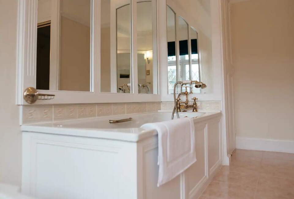 The Lake House - Malvern, United Kingdom