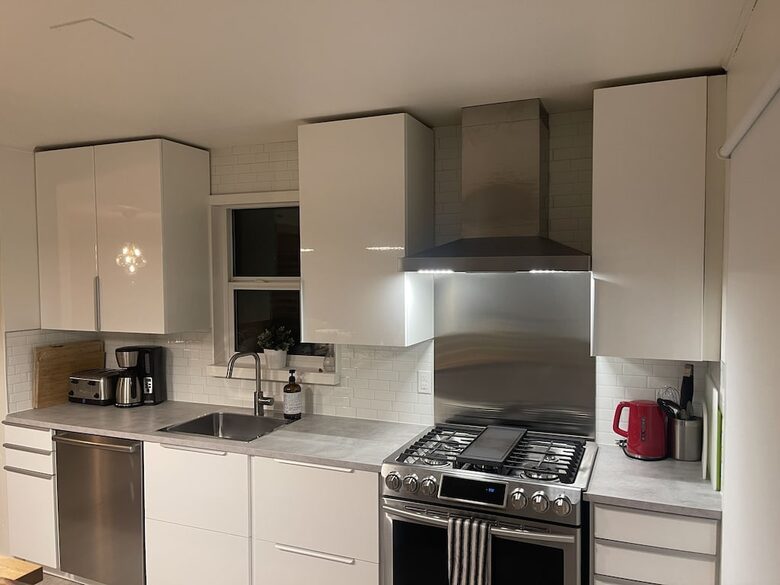 Port Renfrew Beachfront Cottage with Sauna, Outdoor Shower and Firepit - Juan de Fuca Electoral Area, Canada