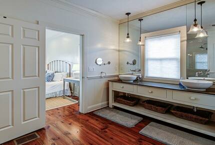 1st Floor Master Bathroom