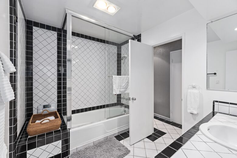 Malibu Beachfront Luxe with Private Beach Access - Malibu, California