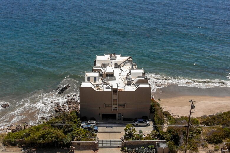Malibu Beachfront Luxe with Private Beach Access - Malibu, California