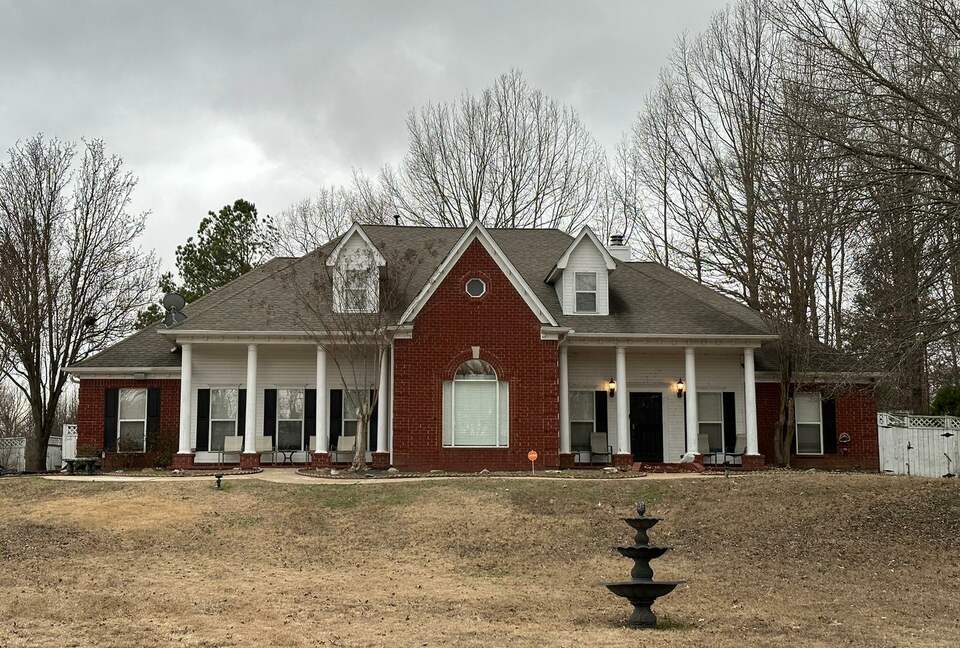 Luxury Mansion 9 King beds and more Pool and Hoops - Southhaven, Mississippi