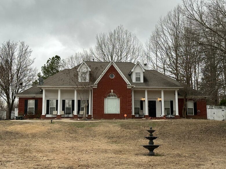 Luxury Mansion 9 King beds and more Pool and Hoops - Southhaven, Mississippi