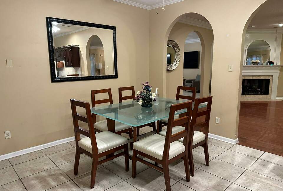 Luxury Mansion 9 King beds and more Pool and Hoops - Southhaven, Mississippi