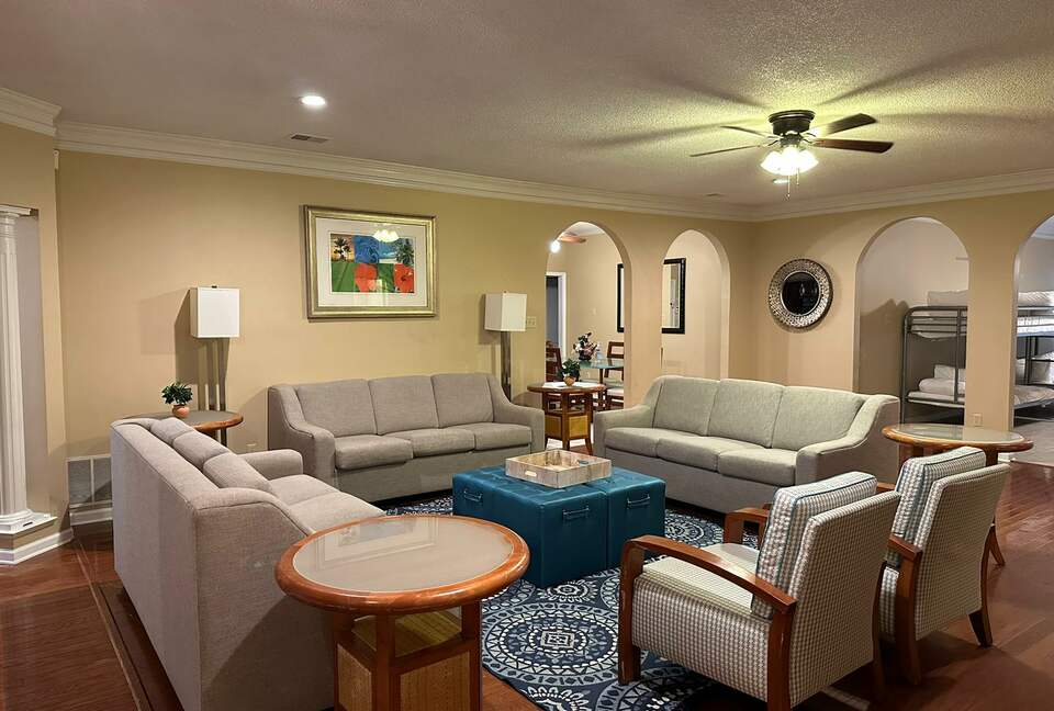 Luxury Mansion 9 King beds and more Pool and Hoops - Southhaven, Mississippi