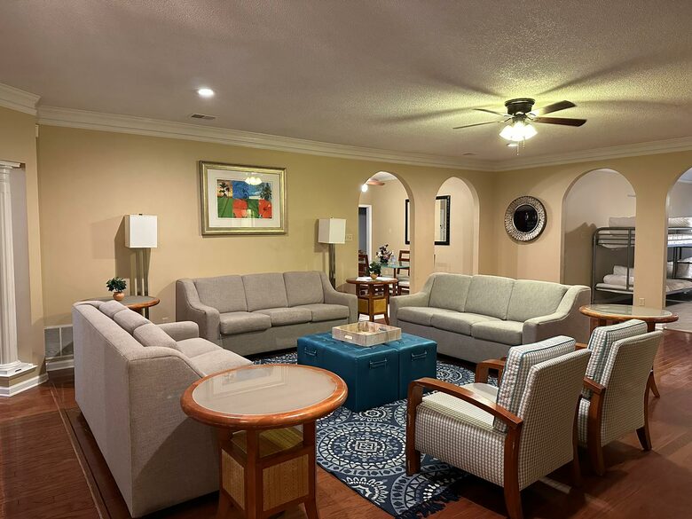 Luxury Mansion 9 King beds and more Pool and Hoops - Southhaven, Mississippi