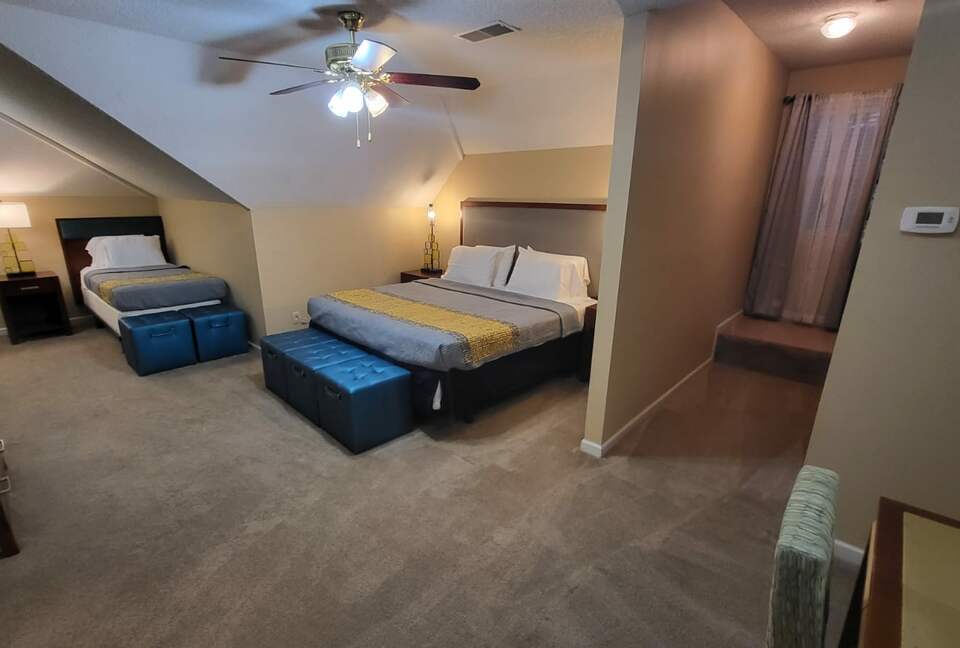 Luxury Mansion 9 King beds and more Pool and Hoops - Southhaven, Mississippi