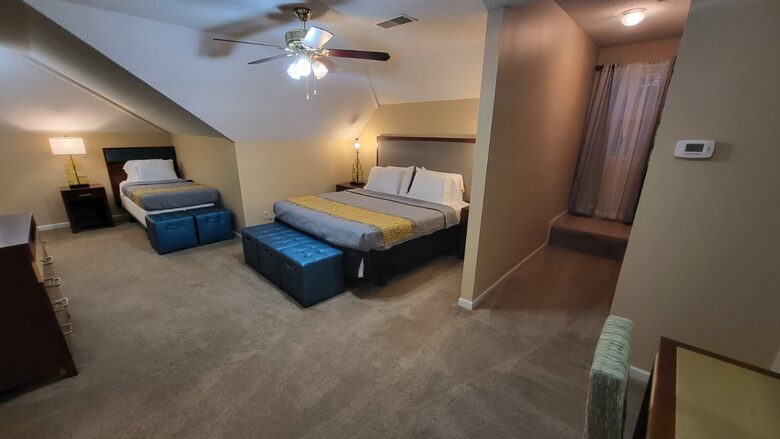 Luxury Mansion 9 King beds and more Pool and Hoops - Southhaven, Mississippi