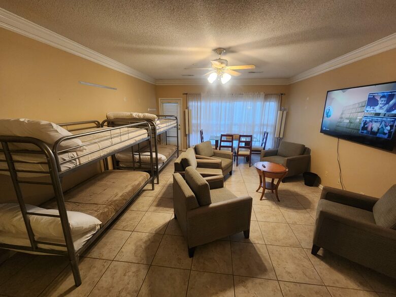 Luxury Mansion 9 King beds and more Pool and Hoops - Southhaven, Mississippi