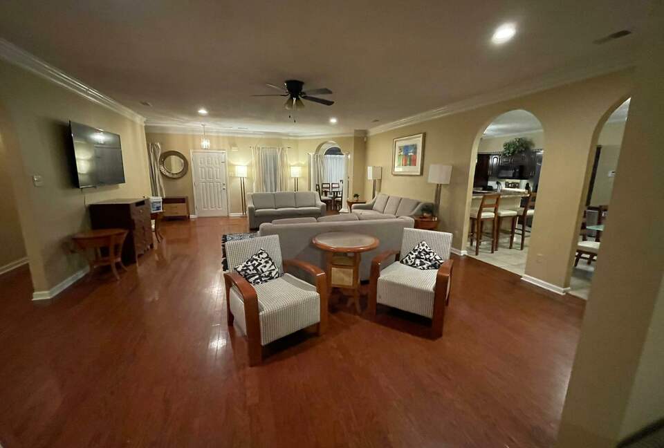 Luxury Mansion 9 King beds and more Pool and Hoops - Southhaven, Mississippi